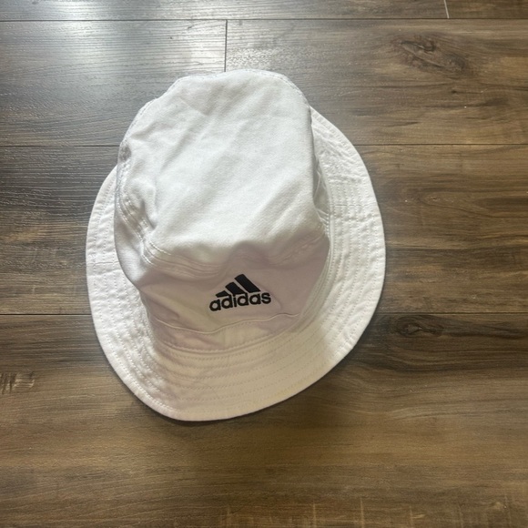 💗Adidas White Bucket Hat - Picture 1 of 3
